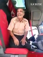 Tırın Kapısında Dans Eden Çılgın Dede