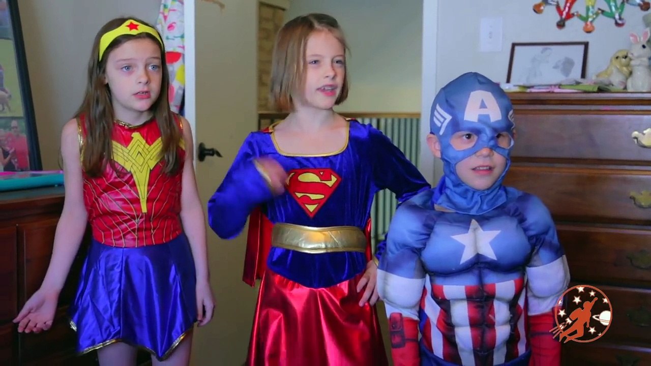 Little Superheroes - Gorilla Gym with Hulk, Captain America, Supergirl and Wonder Woman