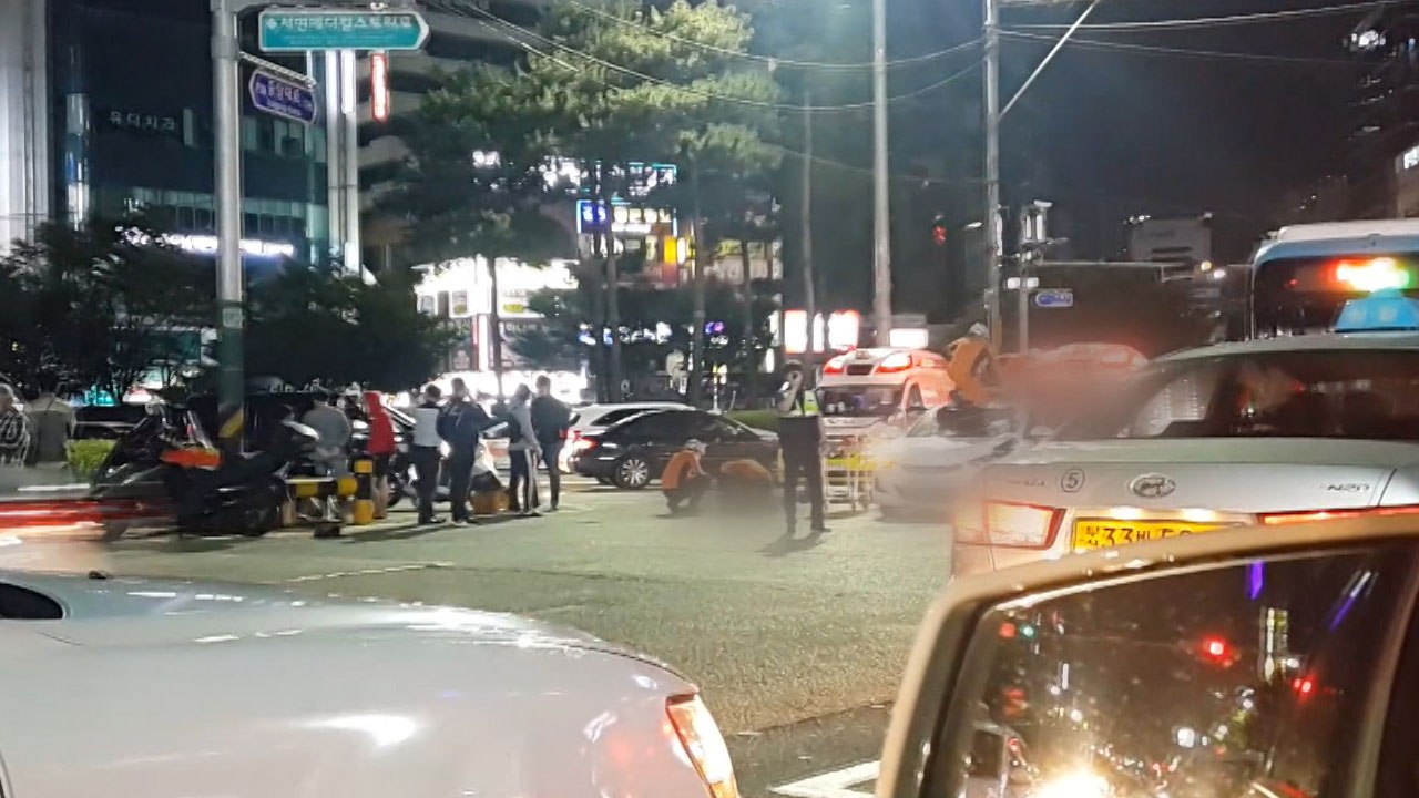 부산 교차로서 승용차·오토바이 충돌...3명 부상 / YTN