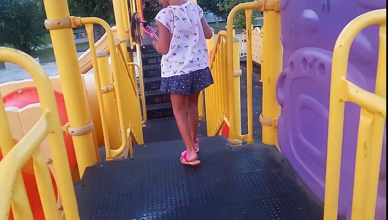 elif yeni mopedi ile park gezintisinde barbie de yanında, eğlenceli çocuk videosu