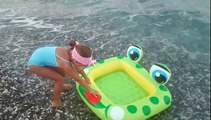 Plajda  büyük dalgalarla mücadele ,Aquapark dalga havuzu gibi , eğlenceli çocuk videosu