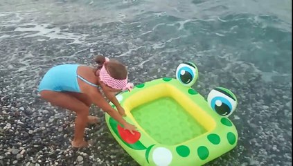 Plajda  büyük dalgalarla mücadele ,Aquapark dalga havuzu gibi , eğlenceli çocuk videosu
