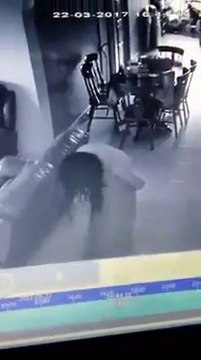 Une femme mystérieuse et terrifiante filmée par les caméras de surveillance d'un hopital... Possédées?