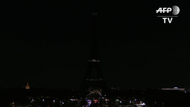 Lutte contre le cancer du sein: la Tour Eiffel illuminée en rose