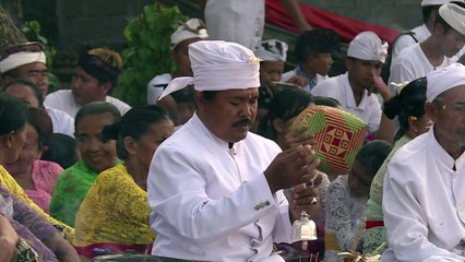 Hindu prayers to calm Bali's Mount Agung volcano