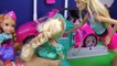 CAR WASH ! Elsa and Anna toddlers wash their drawings - Barbie is happy - Little Elsa splashes Anna