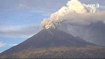 Volcán Popocatépetl lanza cenizas en centro de México