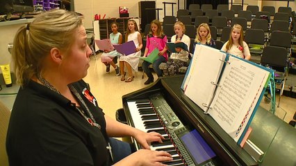 10-Year-Old Girl Makes Potholders to Raise Money for a Service Dog