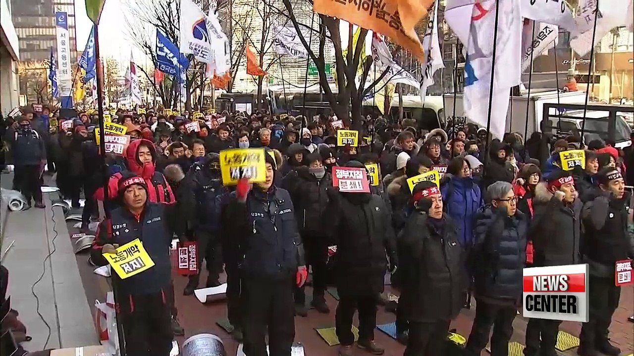 Gov't scraps two anti-labor regulations, including easier layoffs