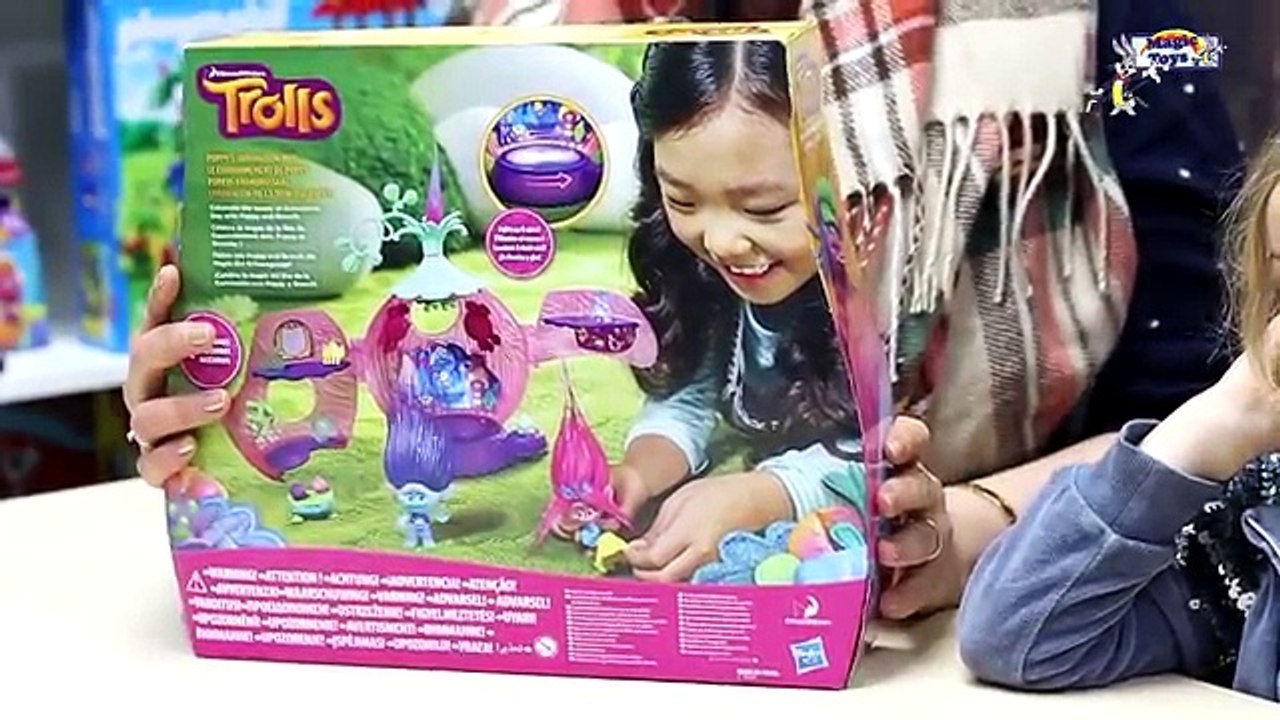 TROLLS playset Incoronazione : le principesse Anastasia e Lisa sono state invitate al ballo di Poppy