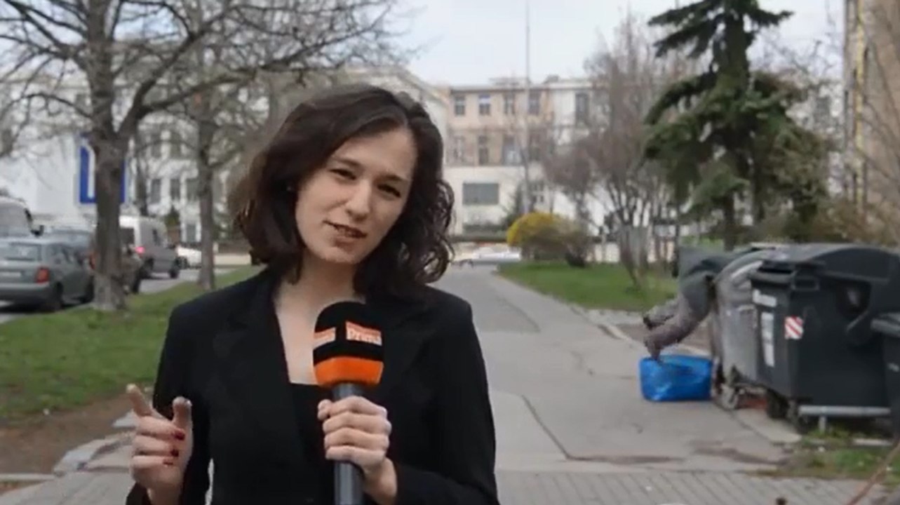Un SDF tombe dans une poubelle en plein direct à la TV.