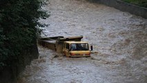 Rize'de Şiddetli Yağış, Heyelana Yol Açtı! Çamlıhemşin'de Okullar 1 Gün Süreyle Tatil