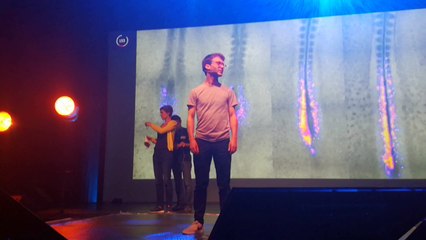 Le régisseur de l'émission "Ma thèse en 180 secondes" donne ses conseils au candidat Arthur Michaut, lors de la répétiti