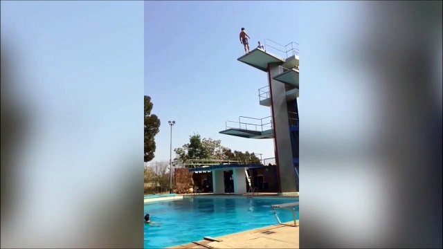 Il plonge de 10m de haut et se prend un énorme plat