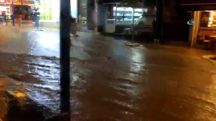 15 Dakikalık Yağdı, Yollar Dereye Döndü