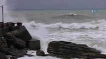 Karadeniz'de Dev Dalgalar Sahilleri Dövüyor