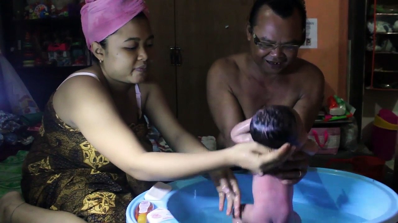 lucu bayi mandi umur 4 hari - cute four days old baby take a bath-baby bath time