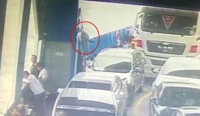 Yolcunun feribottan atlama anı kamerada