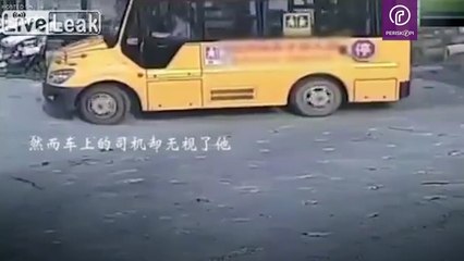 E tmerrshme-Fëmija goditet nga autobusi, nuk ndihmohet nga askush