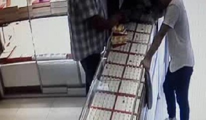 Kuyumcuda bilezik hırsızlığı kamerada