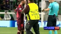 Aficionado besa los pies de Messi durante el Sporting vs Barcelona de Champions League