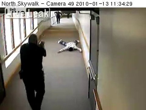 Il tente de s'échapper par une vitre blindée... Assommé sec sur le moment !