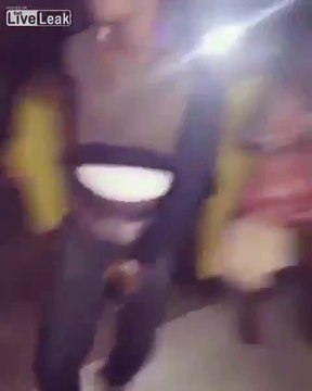 Elle lui explose le pelvis en lui dansant dessus au sol !