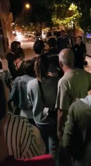 Els manifestants a Reus planten cara els policies espanyols que s'enduen un jove a comissaria