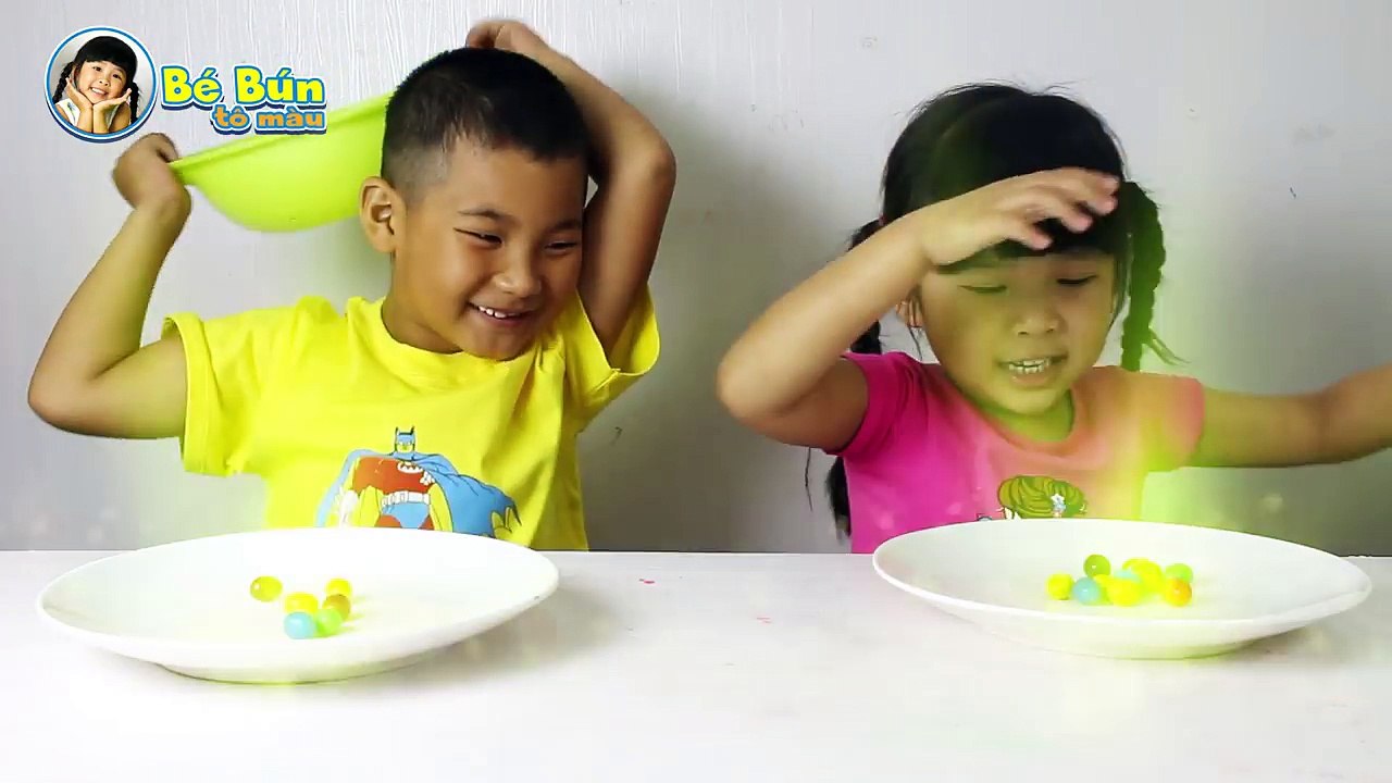 BÉ BÚN CHƠI TRÒ CHƠI ĐỒ ĂN BÍ MẬT – ĂN KẸO NHIỀU MÀU VÀ TÔ MÀU VIÊN KẸO MÀU SẮC