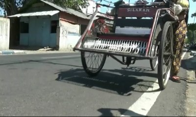 Download Video: Ditinggal Suami, Ibu 9 Anak Keliling Kota Madiun Jual Becak