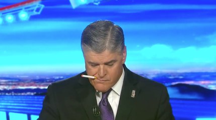 Sean Hannity profite de la pause pour fumer une cigarette