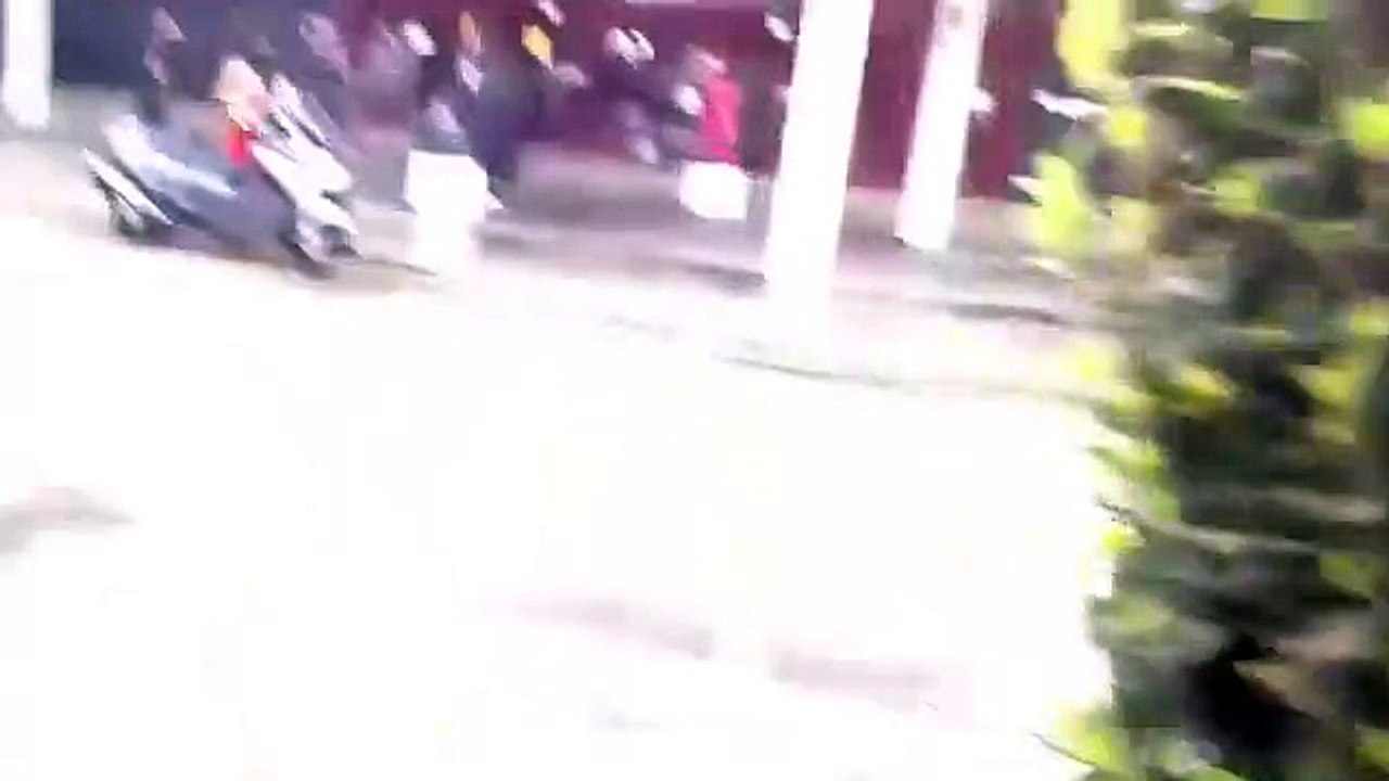 Elle se fait arracher sa robe par une autre femme en pleine rue