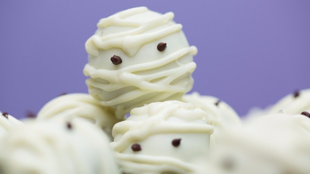 These Vegan Mummy Truffles Make For a Scary-Good Treat