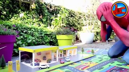 Spiderman Order a HAMBURGER at MCDONALDS! Opel Drive Thru HULK Balloons in Real Life Betaalmetviews