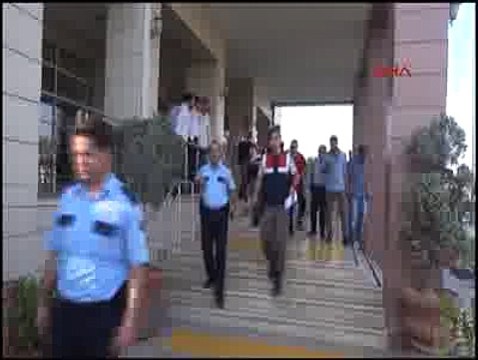 Yazar Emrah Serbes, 2 ölümlü kazayı kendisinin yaptığını itiraf edip savcılığa teslim oldu