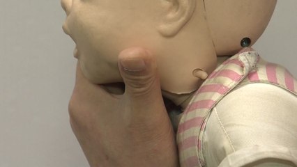 아이 목에 걸린 사탕 간단하게 빼낸 주부...응급처치법은? / YTN