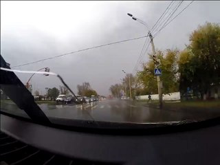 Video herunterladen: Il est éjecté de son camion après avoir percuté un lampadaire