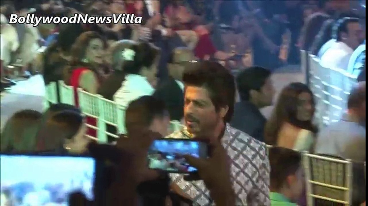 Showstopper Shahrukh Khan walks the ramp at Mijwan Fashion Show 2017 _ Full Ramp Walk Video.