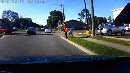 Elle pousse son mari sur la route lors d'une dispute.