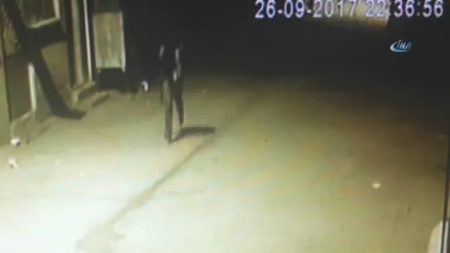 Pompalı Tüfekle Ateş Ederken Kameralara Yakalandı