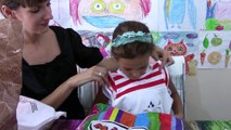 elif doğum günü hediyelerini açıyor, Eğlenceli çocuk videosu
