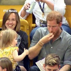 Une petite fille "pique" les pop-corns... du prince Harry