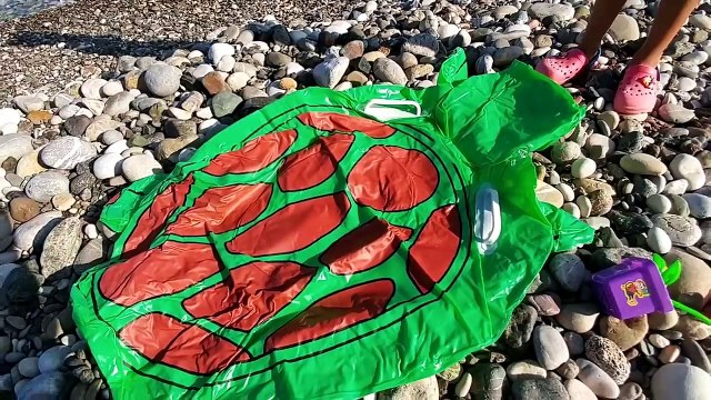 yeşil kaplumbağa ve elif denizde yüzüyor, yarışmalar çok eğlendik , Eğlenceli çocuk videosu