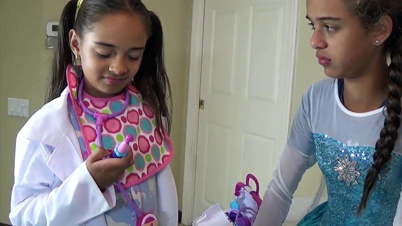 DOC MCSTUFFINS GIVES FROZEN ELSA SURGERY & Bad Baby Dr. TOYS TO SEE Family Funny Video