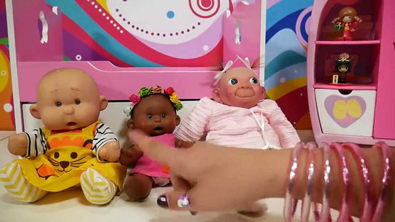 Martina cambia el pañal de la bebé Rita - Capítulo #31 - juguetes en español