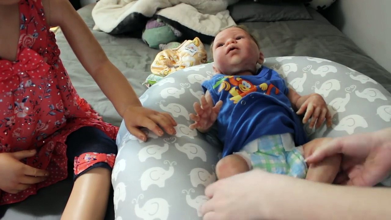 Reborn Child Changes Silicone Babys POOPY Diaper!!