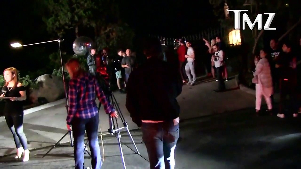 Hugh Hefner's Fans Mourn His Loss at Playboy Mansion _ TMZ-TH6_wu9vSzg