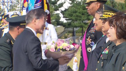 훈장 수여자 부인에게 꽃다발...구축함 식당에서 장병들과 오찬 / YTN