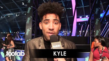 VMAs Celebrities Belt Out Their Favorite Shower Song-LZxb5_rEhgs