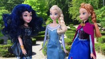 Descendants Dolls Mal is Trapped by Maleficent! Featuring Frozen Elsa and Anna and Descendants Evie